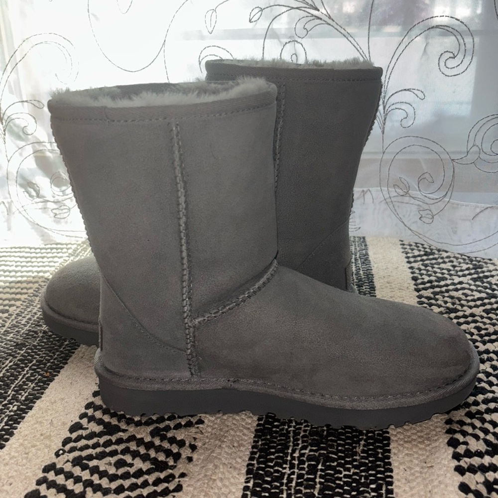 UGG boots s 6 brand new only worn a few times